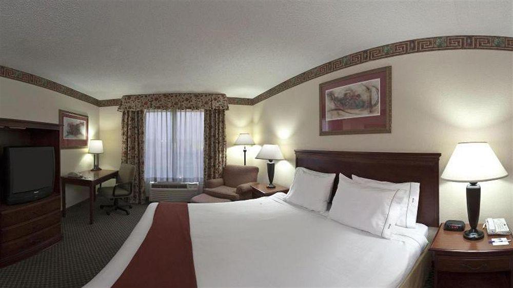 Holiday Inn Express Hotel & Suites Forest By Ihg Exterior photo