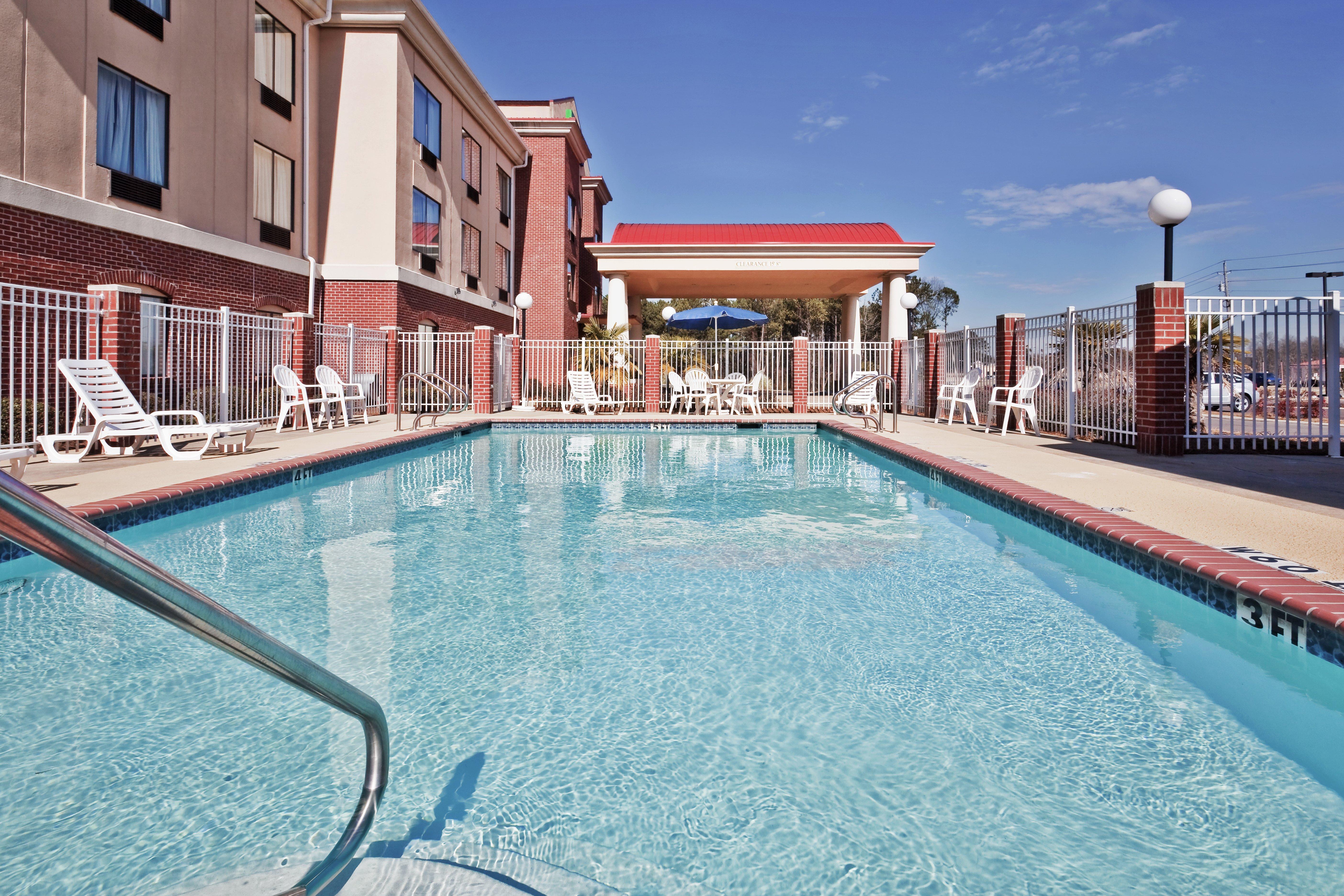 Holiday Inn Express Hotel & Suites Forest By Ihg Exterior photo