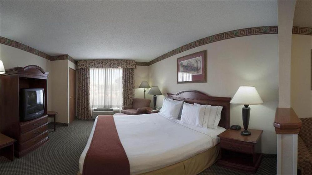 Holiday Inn Express Hotel & Suites Forest By Ihg Exterior photo